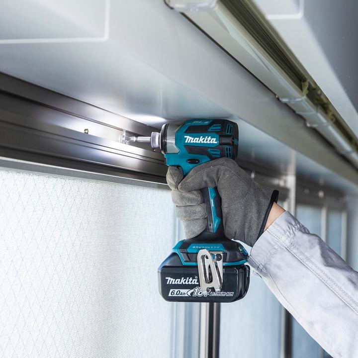 Actual product image Shots Makita DTD 173 RTJ Akku Schlagschrauber 18 V 180 Nm 1/4“ Brushless + 2x Akku 5,0 Ah + Ladegerät + (Rechargeable battery operated)