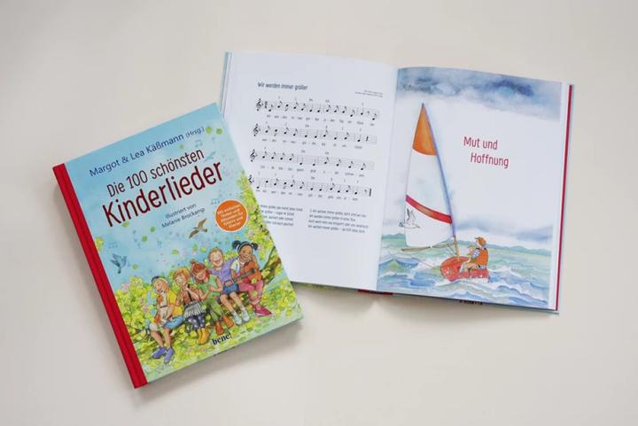 Actual product image Die 100 schönsten Kinderlieder - Mit einfachen Noten und Akkorden für Gitarre und Klavier (German, Lea Kmann Margot Kmann, 2021)