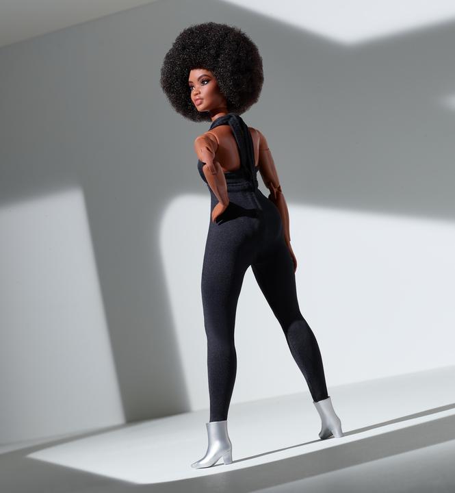 Productafbeelding Barbie Signature Looks Doll: Curvy (brunette).