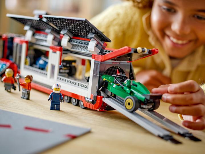 Actual product image LEGO F1 Transporter mit RB20 & AMR24 F1 Rennautos (60445, LEGO City)
