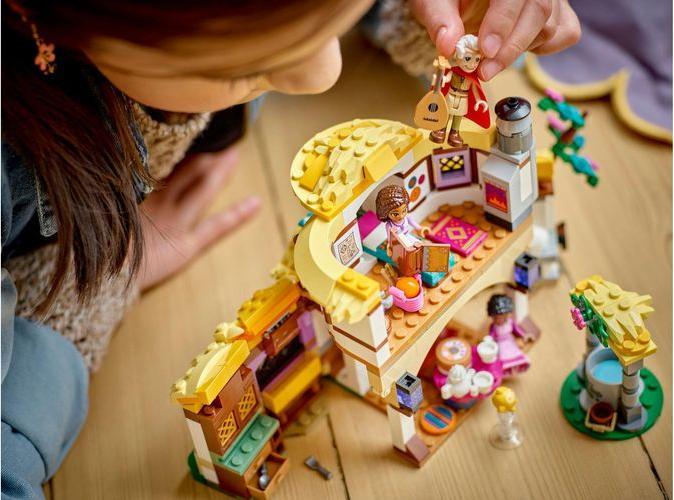 Produktbild LEGO Ashas Häuschen (43231, LEGO Disney)