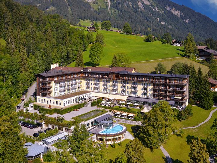 Image du produit Smartbox Anniversaire de luxe : 2 jours en Suisse en hôtel 4* ou 5* avec souper gastronomique (2 pers.)