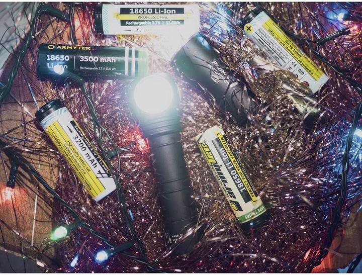 Image du produit ArmyTek Wizard C2 Pro v4 Magnet USB+ABM01+18650 / XHP50.2 White / 2500 lm / TIR 70°:120° / 1x1865... (11.20 cm, 2500 lm)