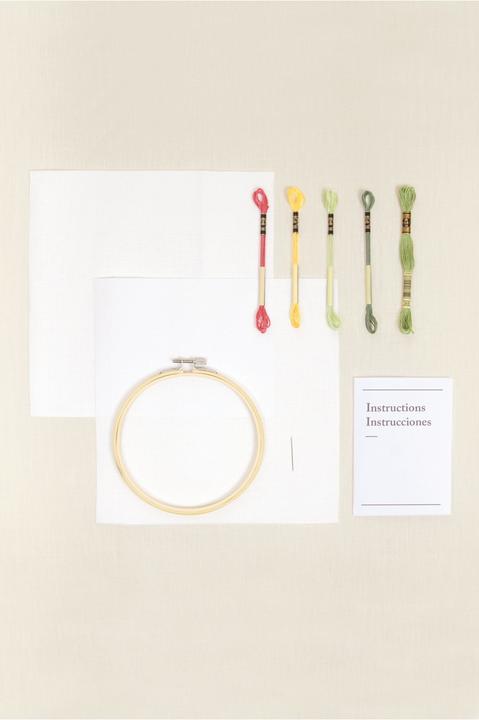 Actual product image DMC Embroidery Set Mindful Making Duo Flower Wreath, Ø 15.7 cm