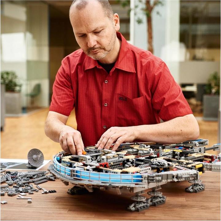 Actual product image LEGO Millennium Falcon (75192, LEGO Star Wars, LEGO Rare Sets)