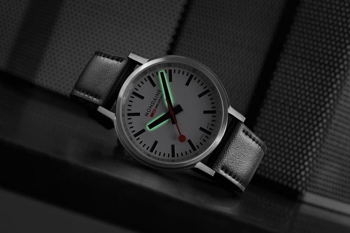Actual product image Mondaine MST.4101B.LBV Stop2go Horloge - Station clock - Saffierglas - Staal/Kunstleer - Zilver/Zwart - 41 mm (41 mm)