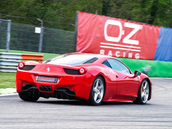 Produktbild Smartbox Emotionen in einem Ferrari 458: 1 Runde auf der Rennstrecke in Mugello (1 Pers.)