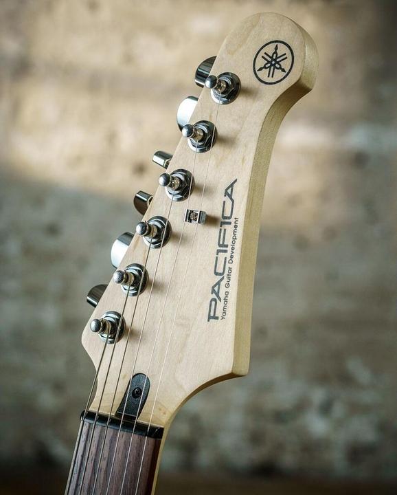 Produktbild Yamaha PAC112J 6-saitige E-Gitarre Schwarz (E-Gitarre, Ahorn, Erle, Rosenholz)