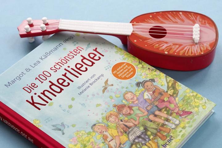 Actual product image Die 100 schönsten Kinderlieder - Mit einfachen Noten und Akkorden für Gitarre und Klavier (German, Lea Kmann Margot Kmann, 2021)