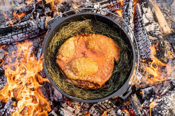 Produktbild Outdoorchef Dutch Oven 09 - 8,5 Liter - inkl. Starterset mit Gusseisen-Pflege, Ringreiniger, Deckelh