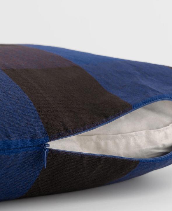 Actual product image Ferm Living Housses de coussins avec remplissage GRAND Ã carreaux bleu (50 x 50 cm)