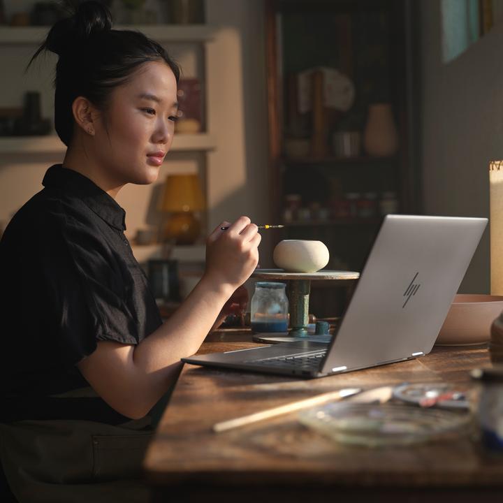 Image du produit HP Envy x360 2-in-1 14-fa0173ng (14", AMD Ryzen 7 8840HS, 16 Go, 1000 Go, DE)