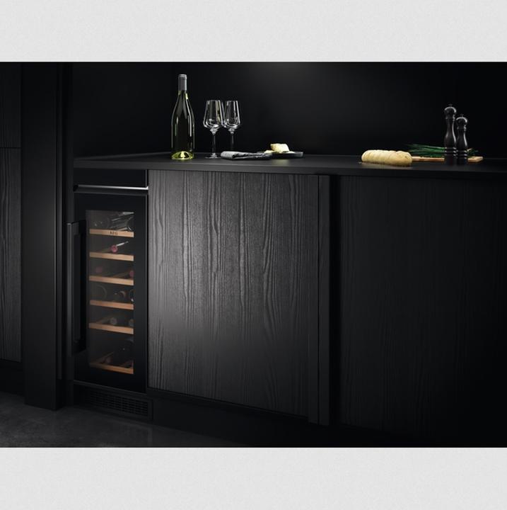 Produktbild AEG AWUS020B5B 5000 Weintemperierschrank / bis zu 20 Flaschen