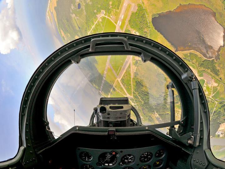 Produktbild Smartbox Ein Tag bei Top Gun: exklusiver 30-Minuten-Flug in Italien mit dem Militärjet MB-326 (1 Pers.)