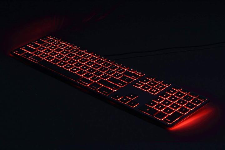 Produktbild Matias Erweiterte USB-Tastatur für Mac OS mit RGB Backlit (CH, Kabelgebunden)
