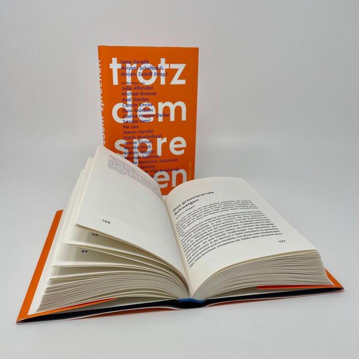 Produktbild Trotzdem sprechen (Deutsch, Sasha Marianna Salzmann, Mirjam Zadoff, Asal Dardan, Durs Grünbein, Miryam Schellbach, Nahed Samour, Joana Osman, Michael Brenner, Hannan Salamat, Monika Rinck, Meron Mendel, Kathrin Röggla, Per Leo, Fadi Abdelnour, Julia Alfandari, Paula-Irene Villa Braslavsky, Caroline Emcke, Sandra Hetzl)
