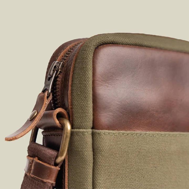 Actual product image Buckle & Seam Canvas Crossbody Bag Runner Grün/Blau
