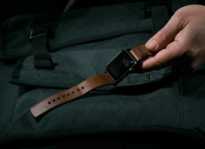 Actual product image Nomad Modern Connector Strap (44 mm, Leather, Stainless steel)