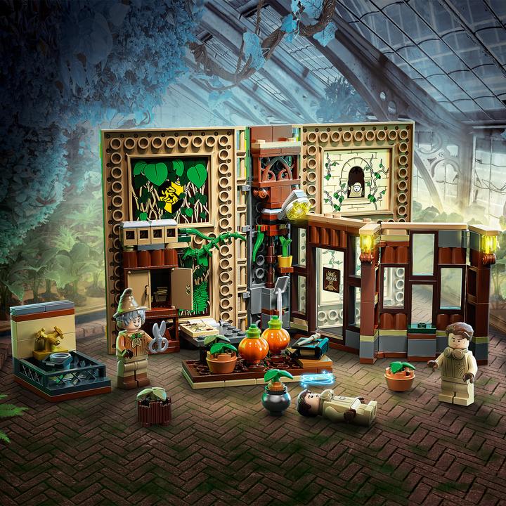 Actual product image LEGO Hogwarts Moment: Herbology Lesson (76384, LEGO Harry Potter)
