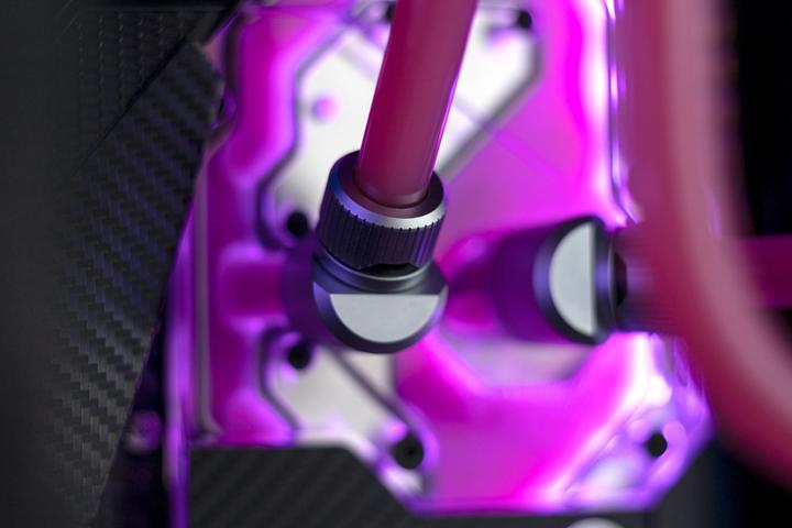 Produktbild EKWB EK-Quantum Torque Winkel 90 Grad G1/4 Zoll AG auf G1/4 Zoll IG - drehbar, Satin Tita