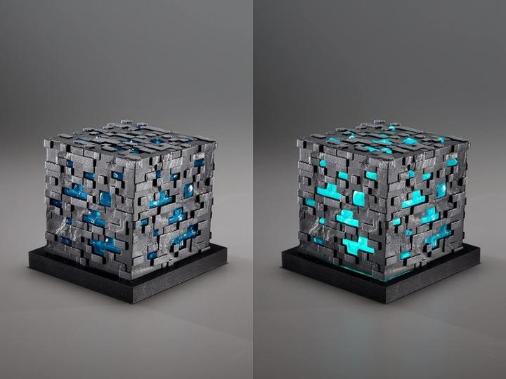 Actual product image Noble Collection Minecraft Replik Illuminating Diamond Ore Cube 10 cm