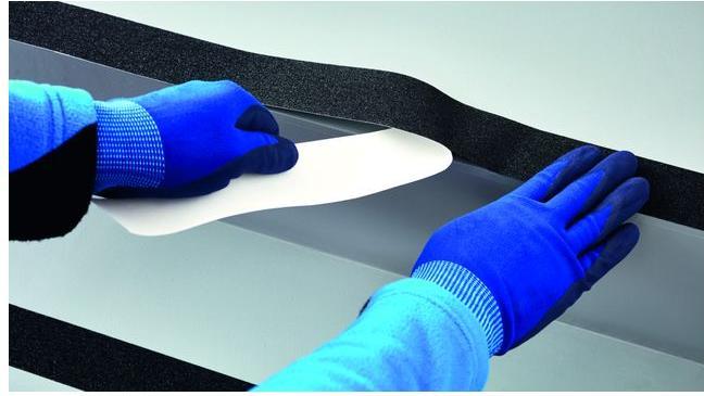 Image du produit tesa Anti-Rutsch Klebeband extra stark,18x50mm, schwarz (50 mm)