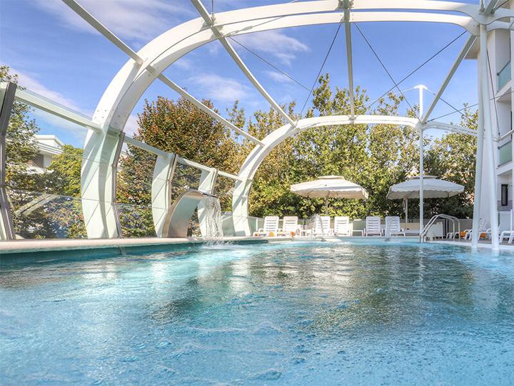 Immagine prodotto Smartbox Dolci momenti per due: 1 pernottamento con spa e aperitivo in Italia (2 pers.)