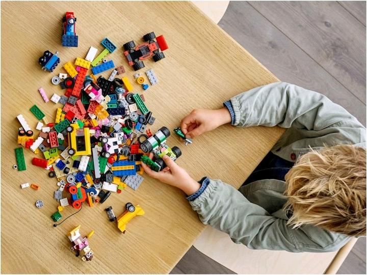 Actual product image LEGO Stone box with wheels (11014, LEGO Classic)