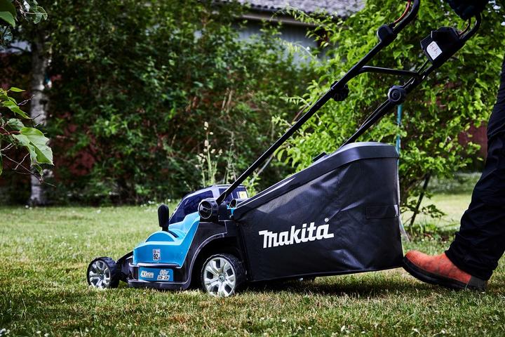 Image du produit Makita DLM432PT2 Tondeuse à gazon sans fil 2X18V, 43cm, 2X5,0Ah Li-Ion DC18RD, 3 (Fonctionnement sur batterie)
