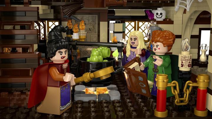 Produktbild LEGO Disney Hocus Pocus: The Sanderson Sisters' Cottage (21341, LEGO Ideas, LEGO Seltene Sets)