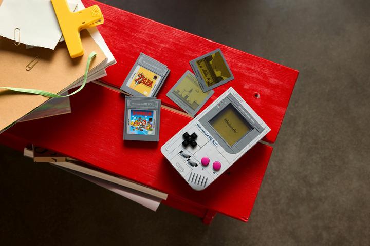 Actual product image LEGO Game Boy (72046, LEGO Super Mario)