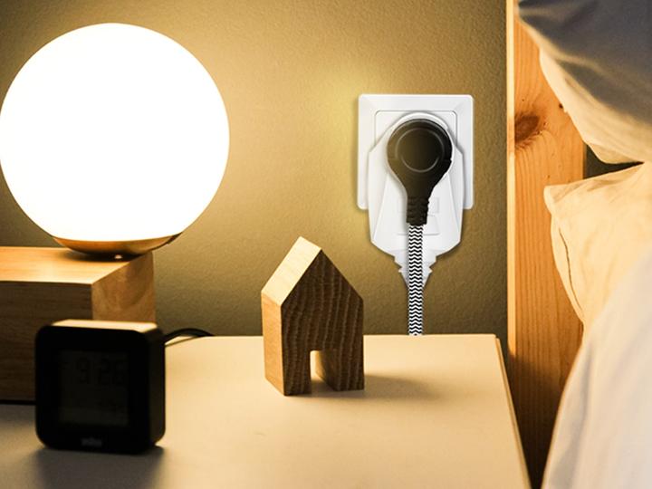 Immagine prodotto LogiLink Presa di corrente a 7 vie + interruttore, 6x CEE 7/3 + 1 spina passante, 2 m (6 x, CEE 7/3, 2 m)