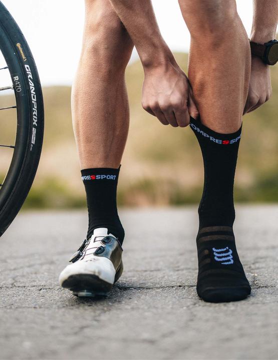 Actual product image Compressport Pro Racing Socks v4.0 Ultralight Bike (42 - 44)