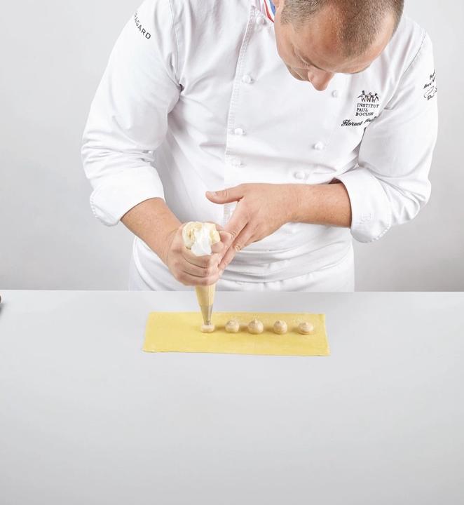 Produktbild Grundlagen-Kochbuch: Die hohe Schule des Kochens. Grundlagen, Techniken, Rezepte. Es beginnt mit (Deutsch, Institut Paul Bocuse, 2024)