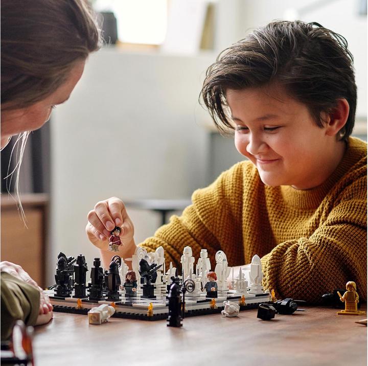 Actual product image LEGO Hogwarts Wizard Chess (76392, LEGO Harry Potter, LEGO Rare Sets)