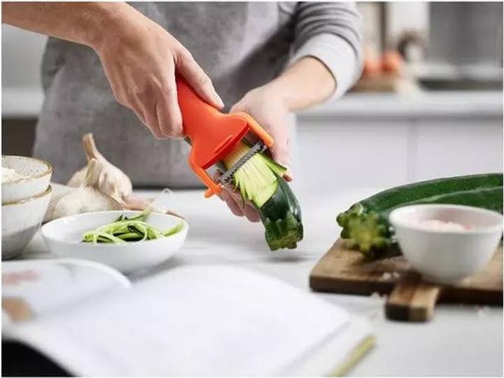 Image du produit Joseph Joseph Éplucheur à julienne SafeStore avec protège-lame