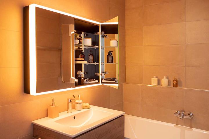 Produktbild Schneider PREMIUM Line Ultimate LED Lichtspiegelschrank, 2 Doppelspiegeltüren, 1325x73,3x15,8cm, 18
