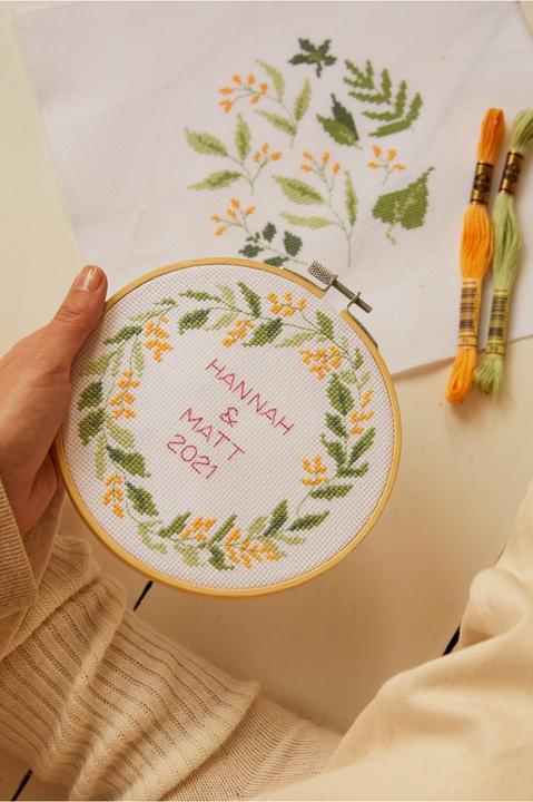 Actual product image DMC Embroidery Set Mindful Making Duo Flower Wreath, Ø 15.7 cm