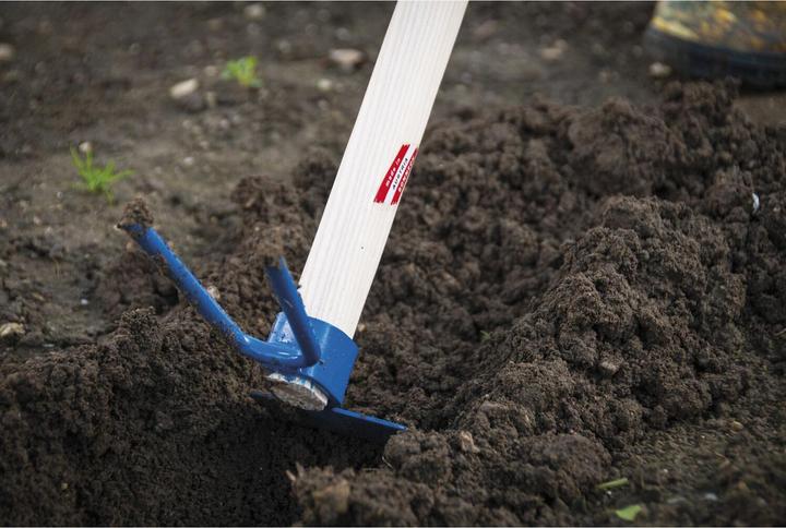 Actual product image Sonneck Snail hoe wide blade with 2 prongs with handle