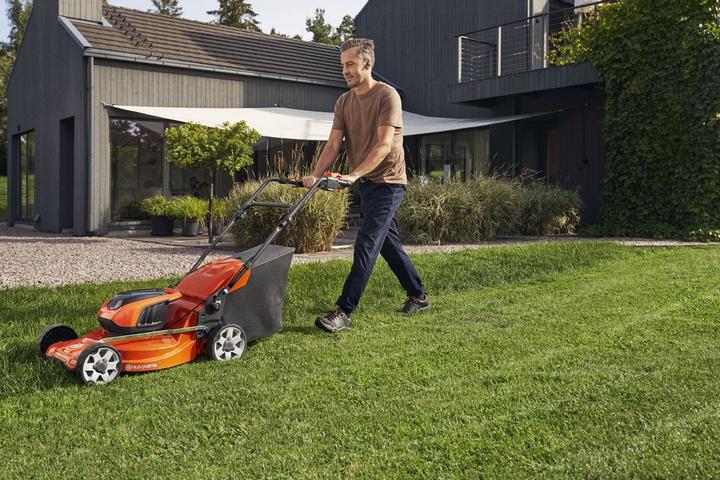 Actual product image Husqvarna LC 142i (Rechargeable battery operated)