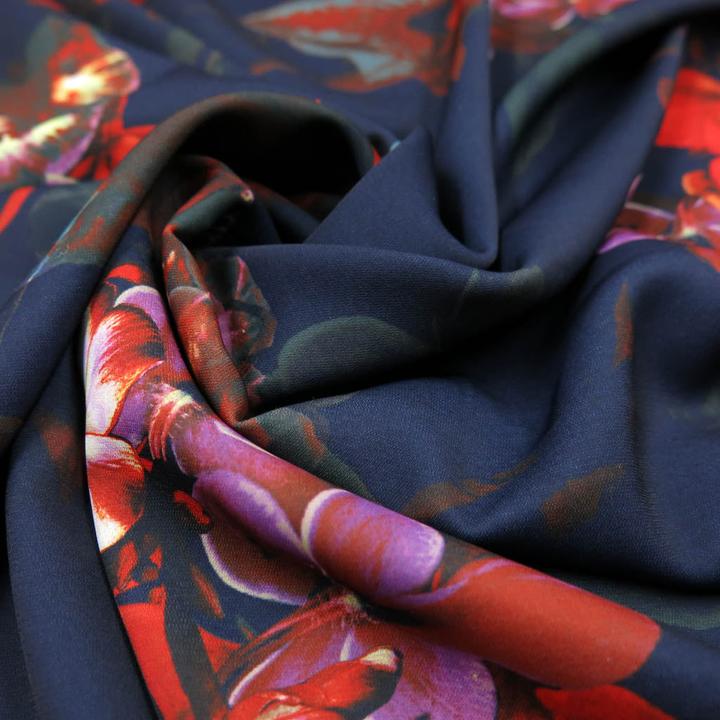 Rote Orchideen auf Nachtblau