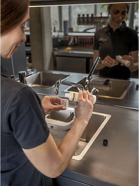 Produktbild Kärcher Professional Akku-Sprühextraktionsgerät Puzzi 2/1 Bp (Nass-Trockensauger)