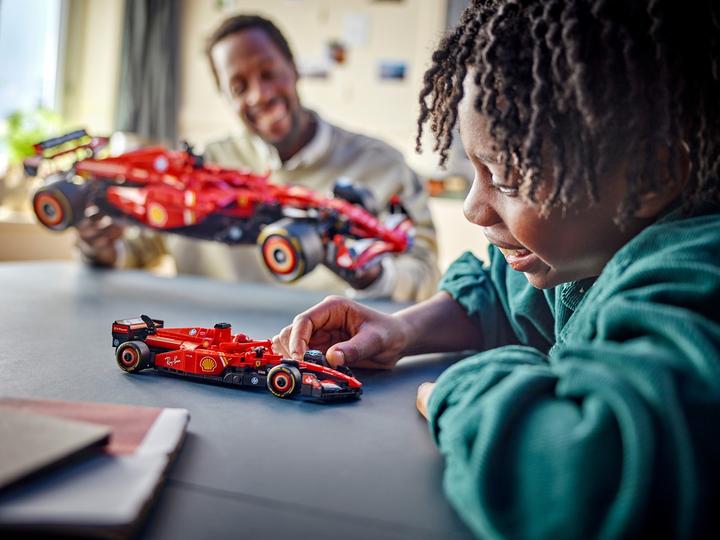 Actual product image LEGO Ferrari SF-24 F1 Rennauto (42207, LEGO Technic)