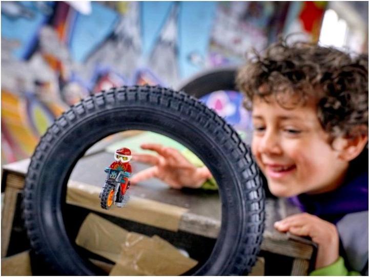 Actual product image LEGO Fire stunt bike (60311, LEGO City)