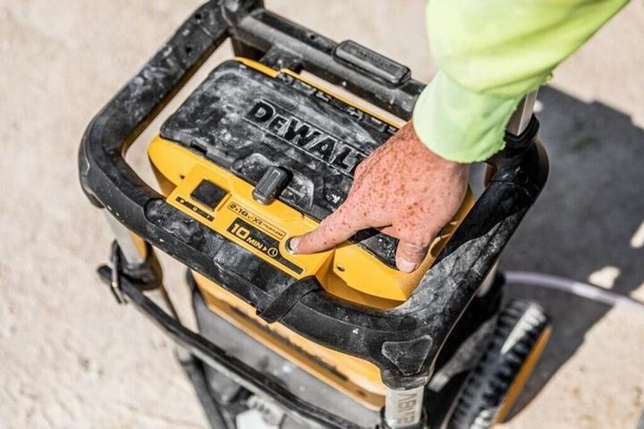 Actual product image DeWalt Cordless high-pressure cleaner, 2x 18V, basic version (Rechargeable battery operated)