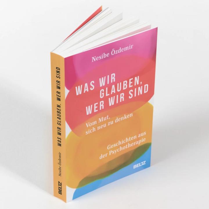 Actual product image Was wir glauben, wer wir sind (German, Nesibe Özdemir, 2022)