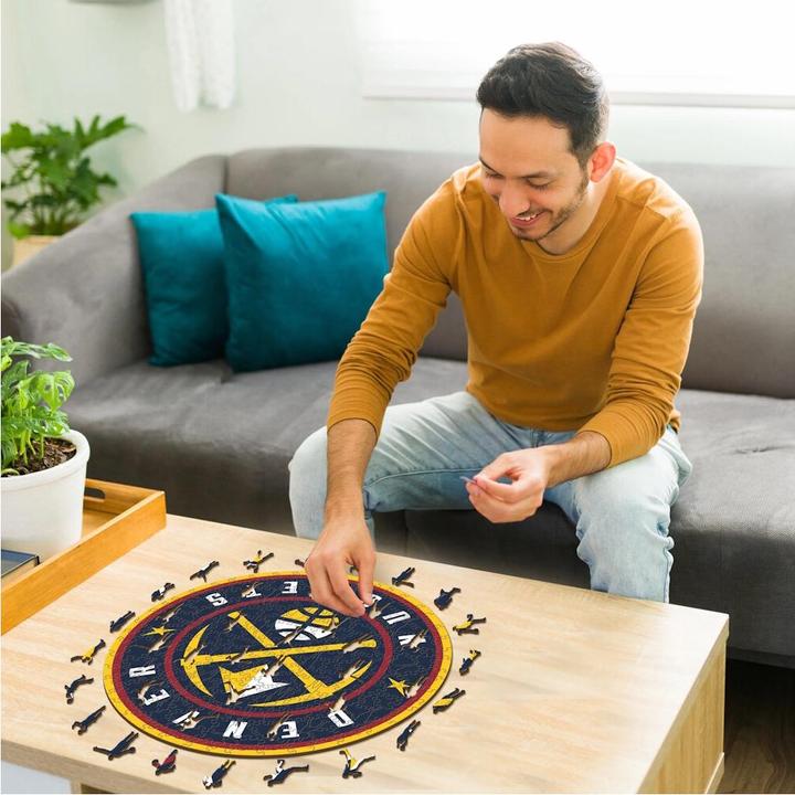 Produktbild Iconic NBA - Denver Nuggets - Logo - Holz Puzzle Grösse L (500 Teile) (500 Teile)