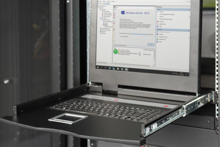 Produktbild Digitus Modulare Konsole mit 17" TFT (43,2cm), 8-Port KVM & Touchpad, italienische Tastatur