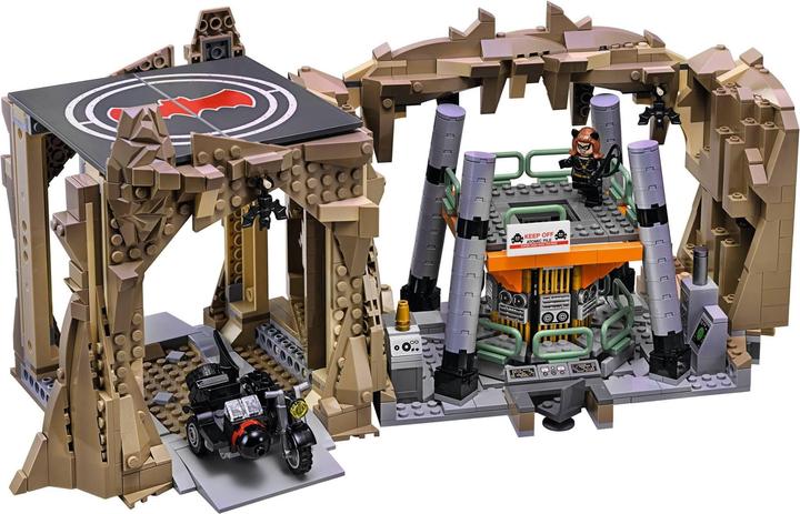 Actual product image LEGO DC Comics Super Heroes Batcave (76052, LEGO DC)