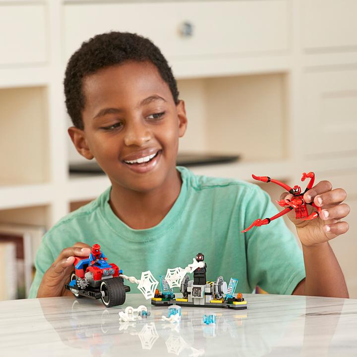 Image du produit LEGO Le sauvetage de la moto Spider-Man (76113, LEGO Marvel)